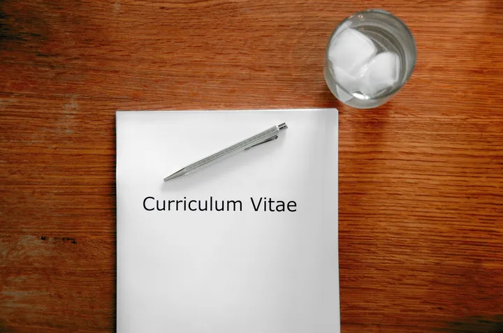 Документи за кандидатура и CV на дървен стол с писалка