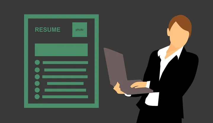 Płaska ilustracja osoby w garniturze przy laptopie obok zielonej ikony CV z napisem RESUME na ciemnoszarym tle